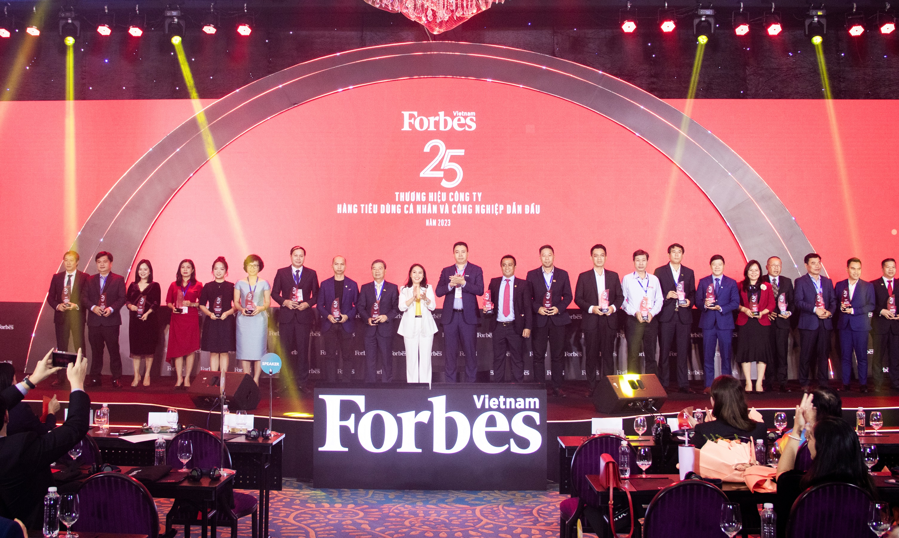 Viglacera được vinh danh trong Top 25 thương hiệu dẫn đầu của Forbes Vietnam.